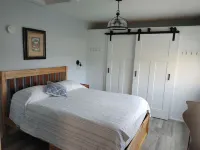 Cozy Cottage with stunning views of Stover's Cove.