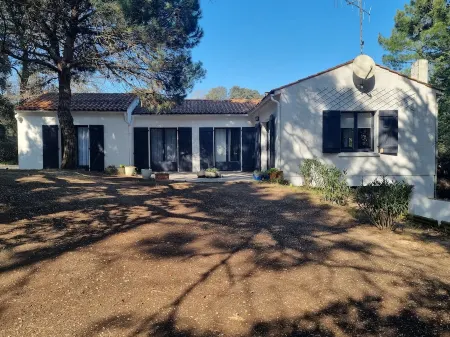 Large family house, large garden in an oyster site close to the beach Отели в г. Сен-Пьер-д'Олерон