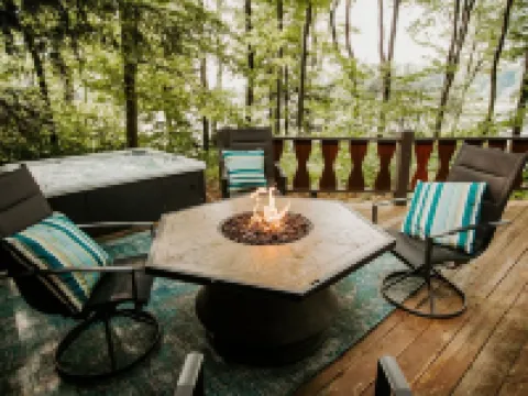 Romantic lakefront chalet w/hot tub Hotels in Indian Lake