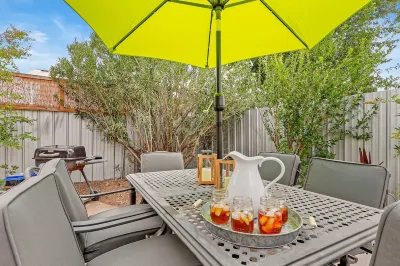 Cook's kitchen, great backyard, firepit & near DT, NMSU. 브라지토 플라자 주변 호텔