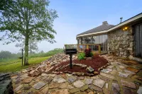 Fantastic Mountain Views, Game Room, 16 Acres, High Speed Internet and Privacy.