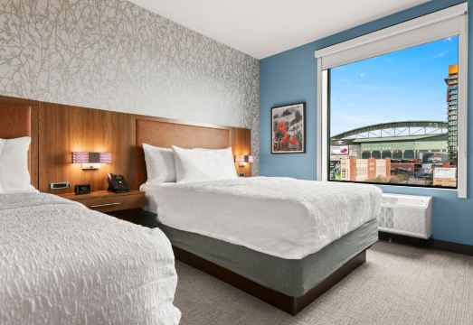 Home2 Suites 현대적인 객실 내부