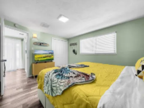 Newly renovated  Cozy Beach Cottage A1/2 of a duplex, 3min walk to beach