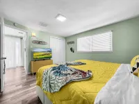 Newly renovated  Cozy Beach Cottage A1/2 of a duplex, 3min walk to beach