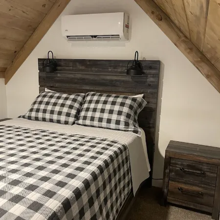 TWO PEAKS-North:NEW modern cabin-vaulted wood ceiling-Lake Texoma- AWESOME RATES