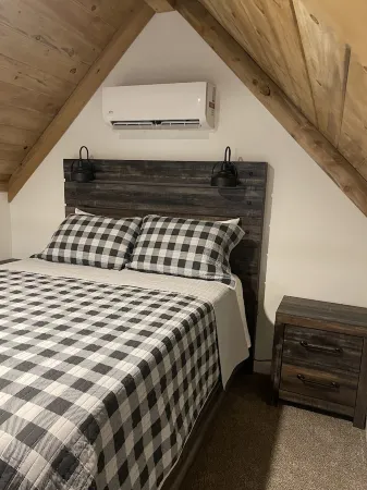 TWO PEAKS-North:NEW modern cabin-vaulted wood ceiling-Lake Texoma- AWESOME RATES