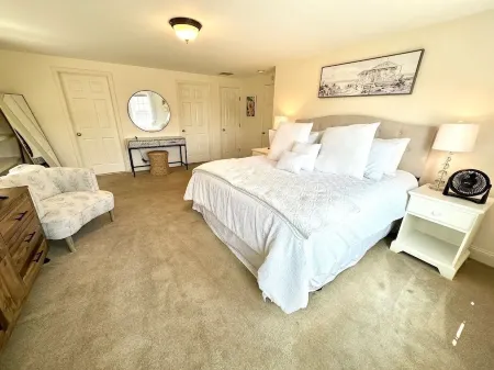 Boo-Bird by The Sea in Downtown Manchester MA