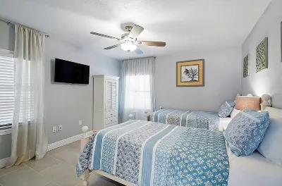 🍹🌞 Florida Getaway! New Pool Heater, Fenced Yard,Close to River and Beaches! Отели рядом с достопримечательностью «IR3»