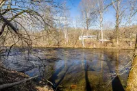 Step from the patio into the Little River. Walking distance to AWESOME!