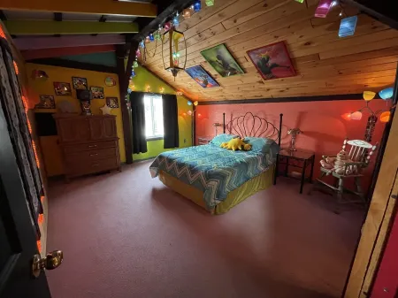 UPPER unit @ Looney Rooms in the heart of Ellicottville!