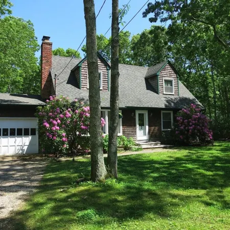 Beautiful Private 4 Br, Heated Pool. Close to Everything!