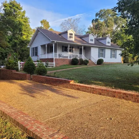 Riverside Getaway - Enjoy Quiet Life Right on the Duck River