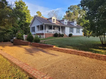 Riverside Getaway - Enjoy Quiet Life Right on the Duck River