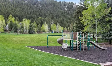 Pet-friendly 5 bed/4 bath home, just minutes to Beaver Creek, Avon, and Vail