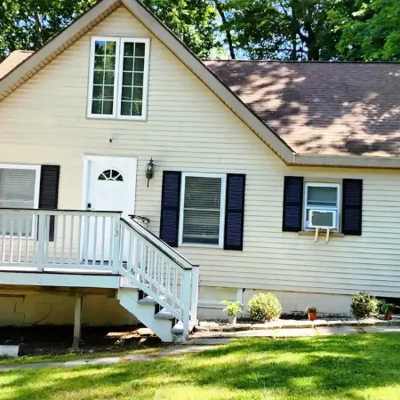 Cozy 3 bd Cottage w/ access to private lake