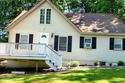 Cozy 3 bd Cottage w/ access to private lake Hotel dekat Gay City State Park