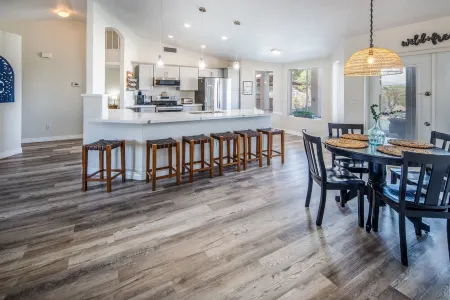 Extended Stay Oasis/Lake Views/Pool+Hot Tub/Snowbird Friendly/RV Covered Parking