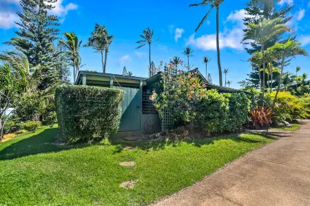 Beach Bungalow w/ Cruiser Bikes & Pickleball!
