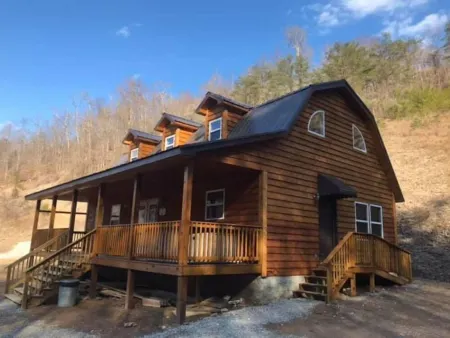 4BR 2 Bath w/ hot tub and game room. Within 10 mins of Harlan & Cumberland.