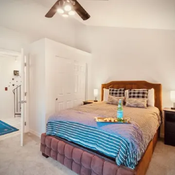 River Inn Cabin Theme Flat w/ Dock