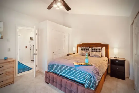 River Inn Cabin Theme Flat w/ Dock