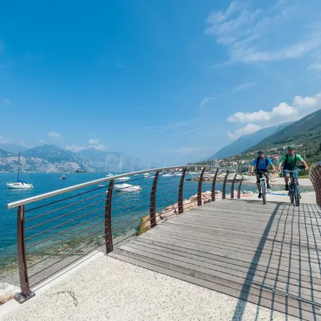 PANORAMIC APARTMENT SITUATED IN THE TOWN CENTER WITH LAKE VIEW