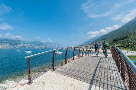 PANORAMIC APARTMENT SITUATED IN THE TOWN CENTER WITH LAKE VIEW