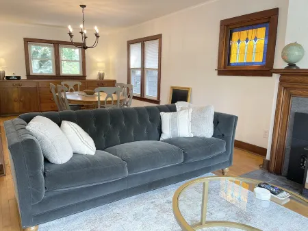 Classic brick charmer close to lake, river, and downtown! Отели в г. Sheboygan