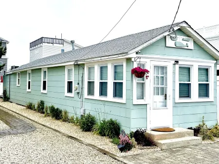 Single Family Home-Bay2BeachBeautiful Sunrise on the Beach & Sunsets on the Bay