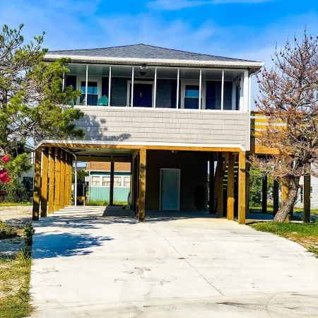 Pet friendly beach house w/ Hot Tub - Short 0.4 mile walk to beach!