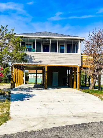 Pet friendly beach house w/ Hot Tub - Short 0.4 mile walk to beach!