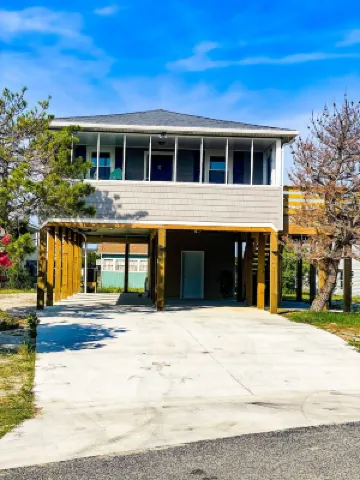 Pet friendly beach house w/ Hot Tub - Short 0.4 mile walk to beach!