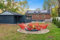 NEW & Remodeled! King Beds, Hot Tub, Firepit, GameRoom, Huge Backyard, Mtn Views
