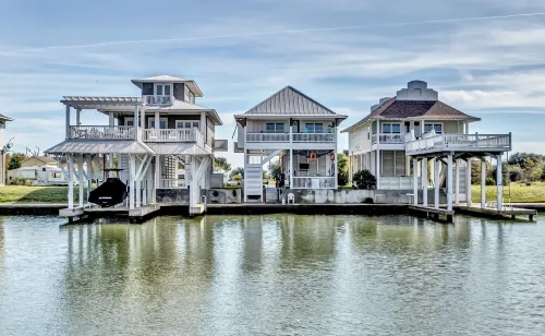 “Flounder Bay” Cheerful 4 bedroom Canal House with Boat Slip!