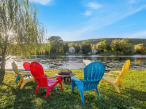 Waterfront Home with Hot Tub, Kayaks, and Fast Wifi Hotels in Warwick