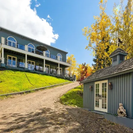 Exquisite pet friendly home, 5 blks from Gondola with stunning views!!