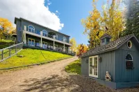 Exquisite pet friendly home, 5 blks from Gondola with stunning views!!