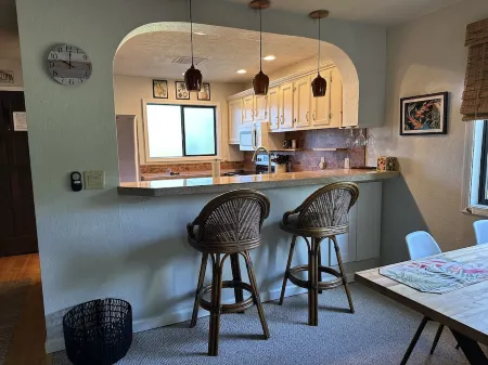 Relaxing Kailua-Kona 2 bed/2 bath condo with central AC across street from beach