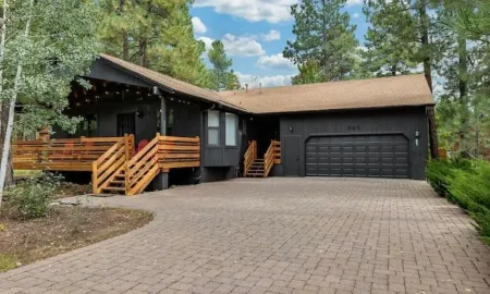Caribou Cabin Outdoor Deck w Firepit Table & TV