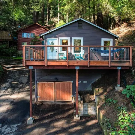Peaceful Redwood Hideaway - Hot Tub, A/C, Walk to Russian River and Downtown