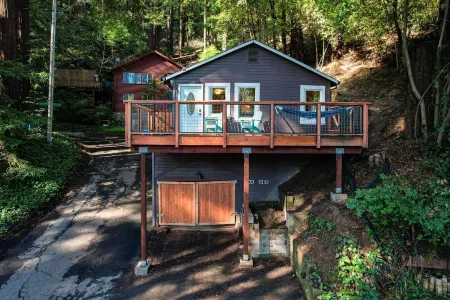Peaceful Redwood Hideaway - Hot Tub, Hammock, Walk to Russian River and Downtown