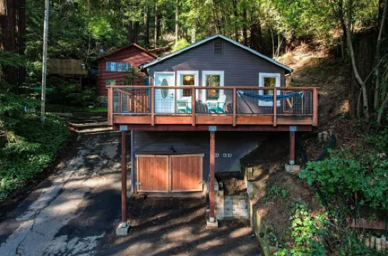 Peaceful Redwood Hideaway - Hot Tub, Hammock, Walk to Russian River and Downtown