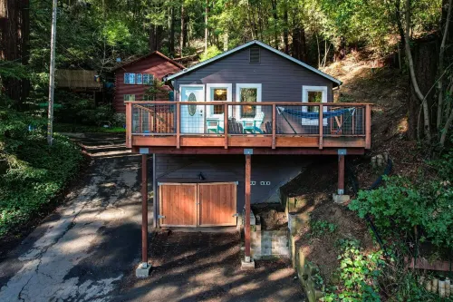 Peaceful Redwood Hideaway - Hot Tub, Hammock, Walk to Russian River and Downtown Hotels in Sonoma County