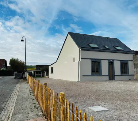 Maison de Vacances à Deux pas du Cap Blanc Nez et à 50 m de la Plage Отели рядом с достопримечательностью «Les Baraques Military Cemetery»