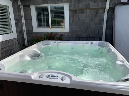 Hot Tub - 1/2 Block to the Beach - Family & Dog Friendly.