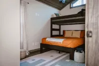 Cozy Cabin with King Suite, Hot Tub, Gas Fireplace, Fire Pit, Grill & Games