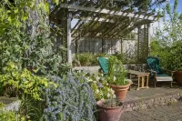 Stunning Beach Suite, great mountain & water views, near downtown Winslow, Cozy.