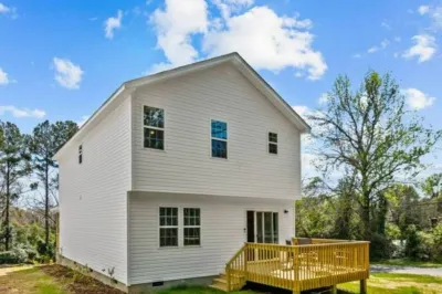 New Pines Retreat - Brand New Home! Hotels near Hyland Golf Club