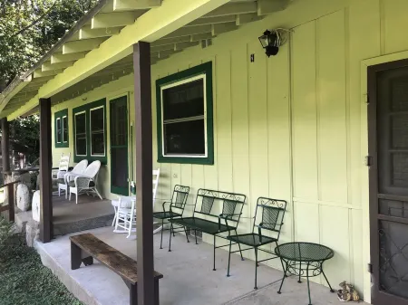 Cabin with private lake access on Cedar Cliff Lake