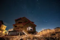 Modern+Spacious • Ski Winter Park • Private Hot • Family-Friendly • Evcharger Hotels in Tabernash